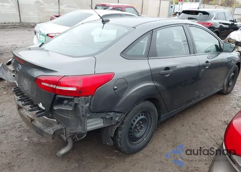 2018 Ford Focus S z USA, uszkodzony, nr VIN 1FADP3E25JL301376